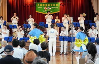 月１回の「金曜コンサート」で演奏する兵庫県警の音楽隊＝６月１９日、神戸市内（県警提供）