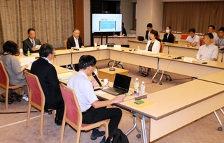 マンションの空室税について話し合った有識者検討会＝１０日午後、神戸市役所