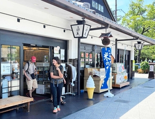 姫路城近くの土産物店「姫路の宝蔵」。訪日客の売り上げは減っていないという＝姫路市本町