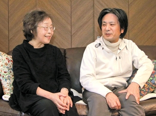 過労死した西垣和哉さんの母迪世さん（左）の自宅を毎年訪ねている木谷晋輔さん＝神戸市内