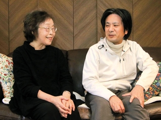 過労死した西垣和哉さんの母迪世さん（左）の自宅を毎年訪ねている木谷晋輔さん＝神戸市内