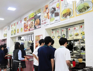 リニューアルした学食を利用する生徒たち＝尼崎市南塚口町１、園田学園高校