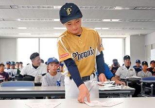 組み合わせ抽選に臨む選手＝１２日午後、神戸市中央区東川崎町１、神戸新聞社（撮影・大田将之）