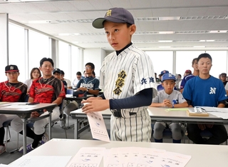 組み合わせ抽選に臨む選手＝１２日午後、神戸市中央区東川崎町１、神戸新聞社（撮影・大田将之）