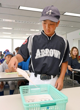 組み合わせ抽選に臨む選手＝１２日午後、神戸市中央区東川崎町１、神戸新聞社（撮影・大田将之）