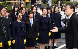 神戸マラソンのスタート前に震災復興の歌として「しあわせ運べるように」の合唱があり、指揮をする臼井真さん（右端）＝２０２４年１１月、神戸市中央区