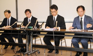 医療事故を発表する神戸市立医療センター中央市民病院、同センター西市民病院の関係者＝１３日午後、神戸市役所
