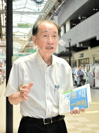 防災庁の役割について期待と注文を口にする兵庫県震災復興研究センター事務局長の出口俊一さん＝１３日午後、神戸市長田区久保町