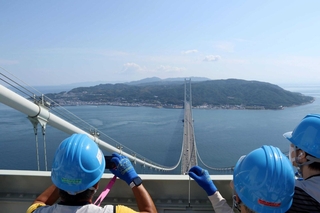 明石海峡大橋の主塔からの眺めを楽しむツアー「ブリッジワールド」＝２０２４年６月