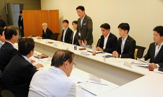 地元選出の国会議員と意見交換する阪神地域の市町長ら＝東京都千代田区