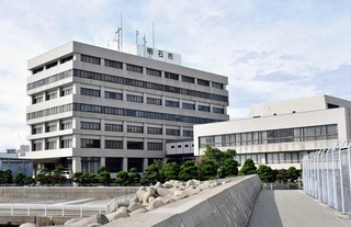 明石市役所の本庁舎（左）とつながる議会棟（右）＝明石市中崎１、明石市役所