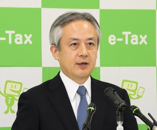 着任会見で抱負を語る岩元達弘・大阪国税局長＝大阪市中央区大手前１
