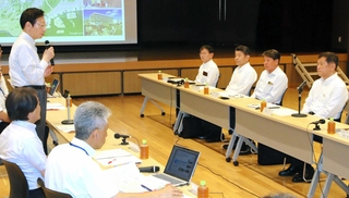 沿線活性化などについて、神戸市の久元喜造市長（左奥）や神戸電鉄の井波洋社長（右端）らが話し合った意見交換会＝みなとがわホール