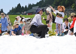 夏空の下、人工雪で遊ぶ子どもら＝１８日午前、神戸市灘区六甲山町北六甲、六甲山アスレチックパークグリーニア（撮影・斎藤雅志）