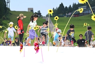 真っ白に敷き詰められた人工雪の上を駆け回る子どもたち＝１８日午前、神戸市灘区六甲山町北六甲、六甲山アスレチックパークグリーニア（撮影・斎藤雅志）