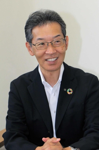 インタビューに応じる兵庫県社会福祉協議会の岡田英樹会長＝神戸市中央区坂口通２、県福祉センター