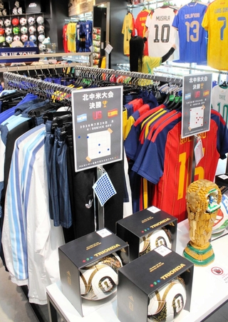サッカーＷ杯決勝を前にアルゼンチンとスペインなど各国代表のユニホームが並ぶ店内＝神戸市中央区三宮町２、サッカーショップＫＡＭＯ神戸トアロード店
