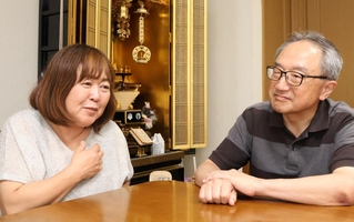 事故からの２５年を振り返る有馬正春さん（右）と友起子さん＝明石市内