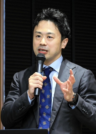 「難聴対策と聞こえの改善方策について」と題して講演する藤田岳氏＝兵庫県予防医学協会健診センター