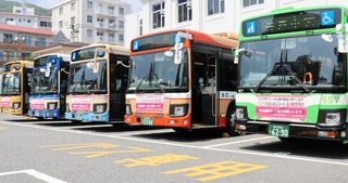 車内事故防止の街頭走行キャンペーンに参加した車両＝神戸北野ノスタ