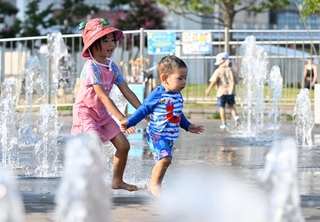 噴水の周りを走り回る子どもら＝２２日午後、神戸市中央区波止場町（撮影・風斗雅博）