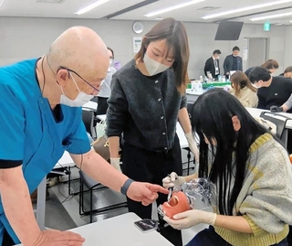 顎の模型を使って局所麻酔を練習する歯科衛生士ら（国際歯科医療協会提供）