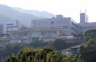来年度以降の学生募集停止が発表された甲子園大学のキャンパス＝２３日午後、宝塚市紅葉ガ丘