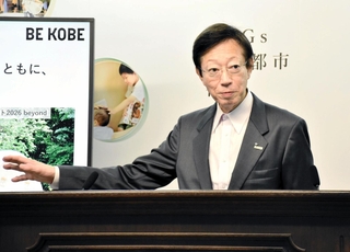 定例会見で質問に答える神戸市の久元喜造市長＝神戸市中央区加納町６、神戸市役所