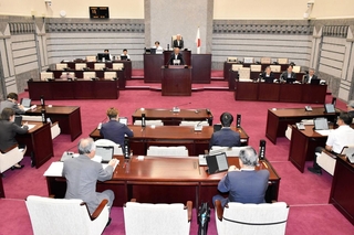 ２日の臨時会で２０２６年度一般会計補正予算案が再び否決された＝加西市議会議場