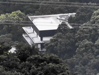 屋根が崩落した神戸大の学生会館＝神戸市灘区六甲山町、六甲山天覧台から望む