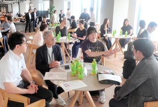神戸市の事業説明・交流会で意見を交わす参加者たち＝アンカー神戸