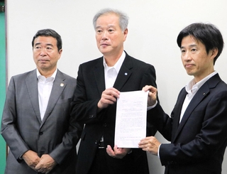 守本豊副知事（右）に要請文を手渡した連合兵庫の那須健会長（中央）と兵庫県経営者協会の成松郁廣会長＝神戸市中央区、兵庫県庁