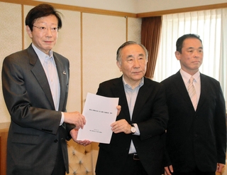 マンション空室税についての答申を久元喜造市長（左）に手渡す検討会の田中治会長（中央）と上村敏之副会長＝神戸市役所