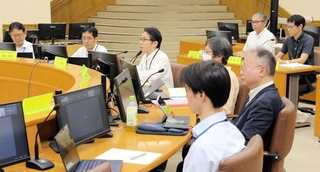 兵庫県内が拠点のドクターヘリ２機の運航について協議する参加者＝神戸市中央区下山手通５、県災害対策センター