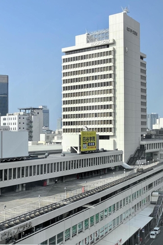 建て替えが検討されているセンタープラザ（中央）、センタープラザ西館（奥）、さんプラザ（手前）＝神戸市中央区三宮町