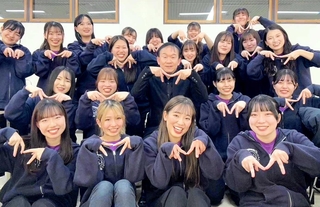 神戸親和大のゼミの学生と写真に納まる臼井真さん（２列目の中央）＝２０２４年１月、神戸市長田区（成本実奈さん提供）