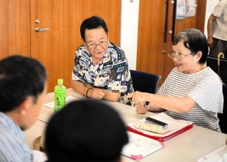 中国残留日本人への支援制度で開かれている日本語教室。２世の李賀さん（中央）らも一緒に学ぶが、１世らがいなくなれば存続が危ぶまれる＝明石市東仲ノ町