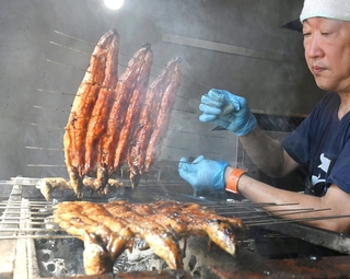 炭火でじっくり焼かれるウナギ＝２５日午後、神戸市中央区二宮町４、うな基二宮鰻直売所