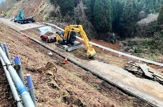 能登半島地震で被害を受けた道路の開通に向け、重機などを使った啓開作業＝２０２４年２月、石川県志賀町荒屋（国土交通省北陸地方整備局提供）