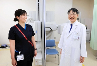 「ごっくん外来」を担当する横山光洋医師（右）と言語聴覚士の安尾友紀子さん＝兵庫県立リハビリテーション中央病院