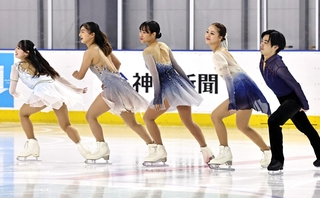 ５人そろってのスケートショーを披露する坂本花織さん（左から２人目）、三原舞依さん（同３人目）ら＝２７日午後、神戸市中央区脇浜海岸通２（撮影・長嶺麻子）