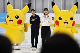 開業１周年を記念し、ピカチュウとともに来場者にあいさつする坂本花織さん（右）と三原舞依さん＝２７日午後、神戸市中央区脇浜海岸通２（撮影・長嶺麻子）