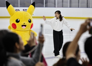 ピカチュウと入場する坂本花織さん＝２７日午後、神戸市中央区脇浜海岸通２（撮影・長嶺麻子）