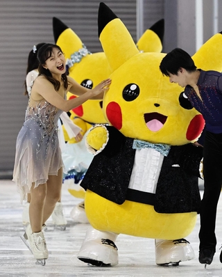 スケート靴姿のピカチュウを誘導する坂本花織さん（左端）ら＝２７日午後、神戸市中央区脇浜海岸通２（撮影・長嶺麻子）