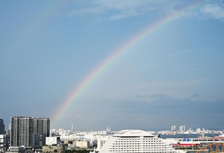 神戸港の上空に架かった虹＝神戸市中央区東川崎町１から（撮影・斎藤雅志）