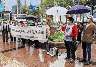 中国残留日本人２世への支援を求め、九州の当事者が行った街宣活動＝２０２１年４月、福岡市（日中友好協会福岡県連合会提供）