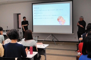母乳育児や子育てへの支援について話し合われた講演会＝神戸国際会館会議室