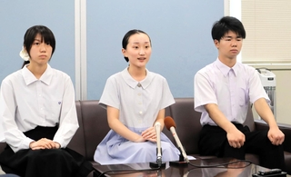第２９代高校生平和大使として国連に派遣される二森美和さん（中央）と、長崎に派遣される高山泰生さん（右）、濱戸朱璃さん＝兵庫県庁