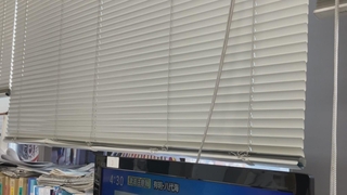 熊本県で最大震度７の揺れを記録。神戸新聞本社ビルの高層階でもブラインドが揺れた＝２８日午後４時半ごろ、神戸市中央区東川崎町１