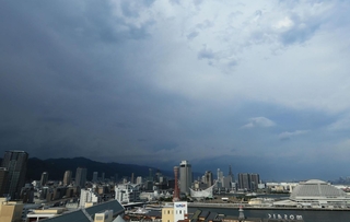 青空から一転、北側から雨雲が近づく神戸港上空＝２８日午後３時８分、神戸市中央区東川崎町１から（撮影・鈴木雅之）